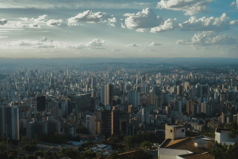 Vista de Belo Horizonte do alto, com prédios residenciais até o horizonte