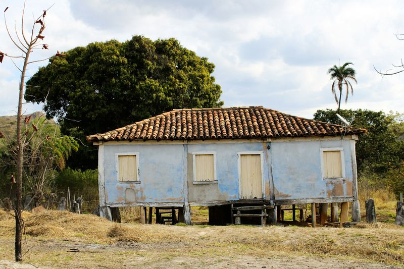 Casa antiga de telhado colonial em Minas Gerais