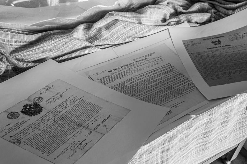 Documentos antigos com carimbos e assinaturas sobre uma mesa